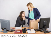 Девушка в офисе стоит перед коробкой с вещами и прощается с коллегой. Стоковое фото, фотограф Иванов Алексей / Фотобанк Лори