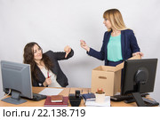 Офисная сотрудница унижает жестом уволенную коллегу, которая дает отпор. Стоковое фото, фотограф Иванов Алексей / Фотобанк Лори