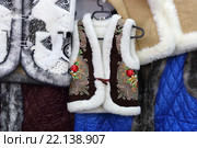 Продается теплая жилетка из овчины. Стоковое фото, фотограф Анатолий Матвейчук / Фотобанк Лори