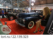Темно-синий Cadillac Series 62 Convertible Coupe на выставочной экспозиции XXV Олдтаймер-Галереи И. Сорокина в Сокольниках, Москва (2016 год). Редакционное фото, фотограф Алексей Гусев / Фотобанк Лори