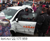 Презентация автомобиля Lada Xray на улицах города (2016 год). Редакционное фото, фотограф Вячеслав Палес / Фотобанк Лори