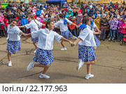 Выступление танцевального коллектива на праздновании Масленицы в Подмосковье. Раменский район, Островцы (2016 год). Редакционное фото, фотограф Владимир Сергеев / Фотобанк Лори