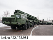 Боевая машина реактивной системы 9А52 залпового огня Смерч. Экспозиция военной техники возле музея оружия в городе Тула (2016 год). Редакционное фото, фотограф Игорь Низов / Фотобанк Лори