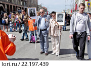 Москва, 9 мая 2015 года, Тверская-Ямская улица. Участники народно-патриотической акции "Бессмертный полк" фотографируются с портретами фронтовиков. Редакционное фото, фотограф Илюхина Наталья / Фотобанк Лори