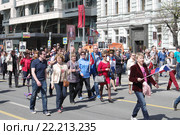 Москва, 9 мая 2015 года, Тверская улица. Участники народно-патриотической акции "Бессмертный полк" с флагами и портретами фронтовиков. Редакционное фото, фотограф Илюхина Наталья / Фотобанк Лори