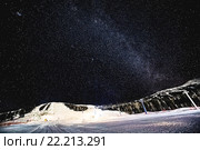 Ночное звездное небо над горнолыжной трассой. Стоковое фото, фотограф Елена Серебрякова / Фотобанк Лори