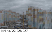 Стройка среди уже построенных многоэтажек. Съемка с коптера. Go-pro. Стоковое видео, видеограф Евгений Ковалев / Фотобанк Лори