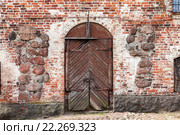 Старая деревянная дверь в средневековой крепости. Редакционное фото, фотограф FotograFF / Фотобанк Лори