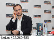 Павел Губарев. Презентация книги историка и политика Павла Губарева "Факел Новороссии" в магазине "Буквоед" (2015 год). Редакционное фото, фотограф Роман Рожков / Фотобанк Лори