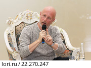Дмитрий Пучков (Гоблин) выступает в арт-пространстве Freedom palace в дискуссионном клубе «Тренд» (2016 год). Редакционное фото, фотограф Роман Рожков / Фотобанк Лори