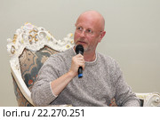 Дмитрий Пучков (Гоблин) выступает в арт-пространстве Freedom palace в дискуссионном клубе «Тренд» (2016 год). Редакционное фото, фотограф Роман Рожков / Фотобанк Лори