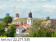 Вильнюс, Литва. Вид на Костел Святого Варфоломея и гору Гедиминаса с улицы Субачяус (2015 год). Редакционное фото, фотограф Бурмистрова Ирина / Фотобанк Лори