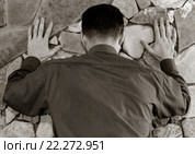 Мужчина стоит лицом к каменной стене. Стоковое фото, фотограф Андрей С / Фотобанк Лори