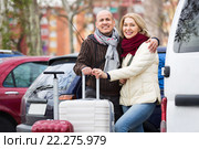 Senior couple of travellers posing with trollers. Стоковое фото, фотограф Яков Филимонов / Фотобанк Лори