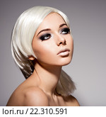 Fashion portrait of young beautiful woman with white hairs and black makeup. Стоковое фото, фотограф Валуа Виталий / Фотобанк Лори