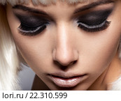 The girl's face closeup with long black lashes. fashion makeup. Стоковое фото, фотограф Валуа Виталий / Фотобанк Лори