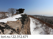 Дальномер батареи № 982 за бруствером форта № 10 зимой, остров Русский, Приморский край (2016 год). Стоковое фото, фотограф Алексей Гусев / Фотобанк Лори