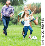 happy family playing the ball. Стоковое фото, фотограф Яков Филимонов / Фотобанк Лори