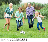 Family running with ball. Стоковое фото, фотограф Яков Филимонов / Фотобанк Лори