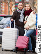 Seniorpleasant couple of travellers posing with trollers. Стоковое фото, фотограф Яков Филимонов / Фотобанк Лори