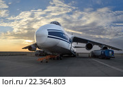 Крупнейший в мире грузовой самолет Руслан Ан-124-100 (Россия) на заправке в аэропорту Аль-Аин (ОАЭ, весна 2013), ранним утром на фоне облаков и восходящего солнца. Редакционное фото, фотограф oleg savichev / Фотобанк Лори