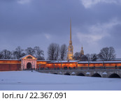 Санкт-Петербург зимой. Петропавловская крепость, шпиль Петропавловского собора, Иоанновские равелин, ворота и мост в сумерках (2016 год). Редакционное фото, фотограф Горшков Игорь / Фотобанк Лори