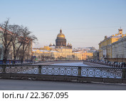 Санкт-Петербург зимой. Вид купол Исаакиевского собора и архитектуру реки Мойки с Поцелуева моста (2016 год). Редакционное фото, фотограф Горшков Игорь / Фотобанк Лори