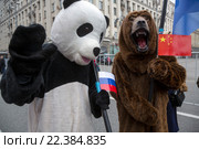 Участники шествия и митинга "Мы едины!" в российский праздник День народного единства на Тверской улице в городе Москве одеты в костюмы российского и китайского медведей (2015 год). Редакционное фото, фотограф Николай Винокуров / Фотобанк Лори