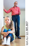 Man lecturing unpleased little girl. Стоковое фото, фотограф Яков Филимонов / Фотобанк Лори