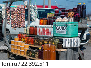 Прилавок с продуктами на придорожном базаре. Стоковое фото, фотограф Василий Князев / Фотобанк Лори