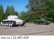 Советские танки КВ-1 и БТ-5 установленные у музея "Прорыв блокады Ленинграда". Ленинградская область (2015 год). Редакционное фото, фотограф Виктор Карасев / Фотобанк Лори