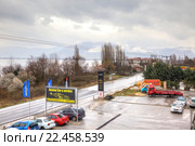 Дорога по берегу озера Орестиада в городе Кастория (2016 год). Редакционное фото, фотограф Parmenov Pavel / Фотобанк Лори