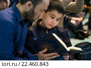 Участник детского конкурса чтецов священной книги Корана готовится к конкурсному выступлению в зале Московской соборной мечети во время Международного фестиваля Корана, Россия (2016 год). Редакционное фото, фотограф Николай Винокуров / Фотобанк Лори