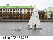 Екатеринбург. Яхта на городском пруду. Спортсмены готовятся к парусной регате (2014 год). Редакционное фото, фотограф Светлана Зотеева / Фотобанк Лори