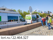 Микроавтобусы круглосуточного информационного телеканала RT на Поклонной горе 9 мая (2014 год). Редакционное фото, фотограф Алёшина Оксана / Фотобанк Лори