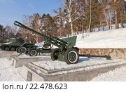 Советская 76-мм дивизионная пушка образца 1942 года (ЗИС-3) на верхней площадке мемориального комплекса Площади Славы в Южно-Сахалинске, остров Сахалин (2016 год). Редакционное фото, фотограф Иван Марчук / Фотобанк Лори
