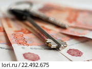 Покупка недвижимости. Ключи от квартиры лежат на российских деньгах. Крупный план. Стоковое фото, фотограф Игорь Низов / Фотобанк Лори