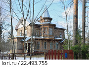 Старинный бревенчатый рубленый двухэтажный загородный дом с башенкой за забором в посёлке Вырица Ленинградской области. Стоковое фото, фотограф Максим Мицун / Фотобанк Лори