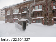 Жилой,засыпанный снегом,деревянный дом в Воркуте (2015 год). Стоковое фото, фотограф Михаил Трибой / Фотобанк Лори