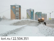 Снегоуборочная машина за работой в городе Воркута (2015 год). Редакционное фото, фотограф Михаил Трибой / Фотобанк Лори