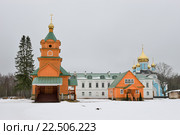 Церковь и деревянные постройки на территории монастыря Никандрова пустынь. Стоковое фото, фотограф Максим Мицун / Фотобанк Лори