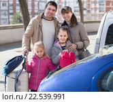 Family with kids with trollers near car. Стоковое фото, фотограф Яков Филимонов / Фотобанк Лори