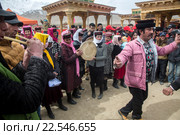 Люди празднуют весенний праздник Навруз на фестивале в поселке Ташкурган Таджикского автономного уезда в Синьцзяне, Китай (2016 год). Редакционное фото, фотограф Николай Винокуров / Фотобанк Лори