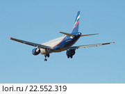 Улетающий в голубое небо самолет Airbus A320-214 "В. Обручев" (VQ-BAZ)  Аэрофлот (2016 год). Редакционное фото, фотограф Виктор Карасев / Фотобанк Лори