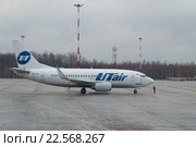 Самолет Боинг 737-500 (VQ-BJQ) авиакомпании Ютэйр на летном поле в аэропорту Пулково (2015 год). Редакционное фото, фотограф Виктор Карасев / Фотобанк Лори