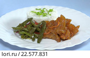 Китайская кухня. Свинина в кляре и кисло-сладком соусе (Гобаожоу) с отварным рисом и жареной зеленой фасолью. Стоковое видео, видеограф Галина Михалишина / Фотобанк Лори