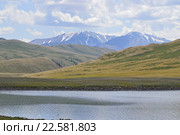 Пейзаж Горного Алтая с озером, горами и снежными вершинами. Стоковое фото, фотограф Ольга Логачева / Фотобанк Лори