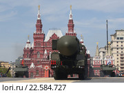PC-24 «Ярс» — российская твёрдотопливная межконтинентальная баллистическая ракета мобильного базирования с разделяющейся головной частью. на Красной площади в день Победы (2015 год). Редакционное фото, фотограф Михеев Алексей / Фотобанк Лори