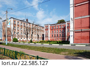 Рабочие казармы Дрезненской мануфактуры Зиминых. Город Дрезна, Московская область, Орехово-Зуевский район (2015 год). Редакционное фото, фотограф stargal / Фотобанк Лори