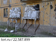 Защита жилого дома от обстрелов в Донецк, Украина (2016 год). Стоковое фото, фотограф Евгений Суворов / Фотобанк Лори